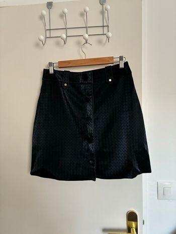 Jupe Naf Naf noir marine effet satiné – boutons à l’avant, très bon état
