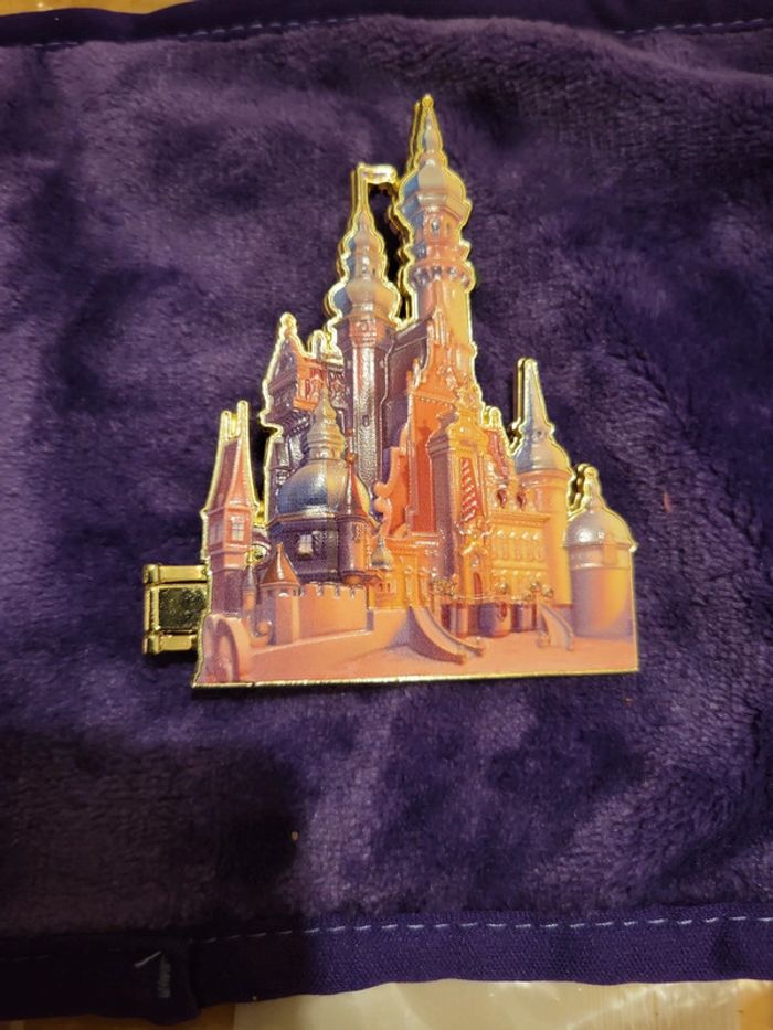 Grande broche pins château raiponce