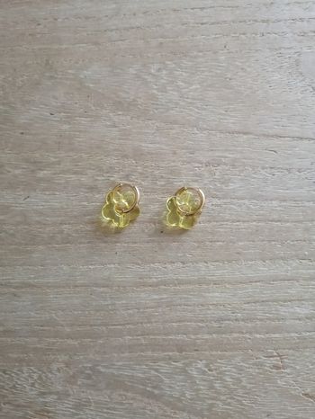Boucles d'oreilles anneaux dorés en acier inoxydable avec fleur jaune transparente neuves