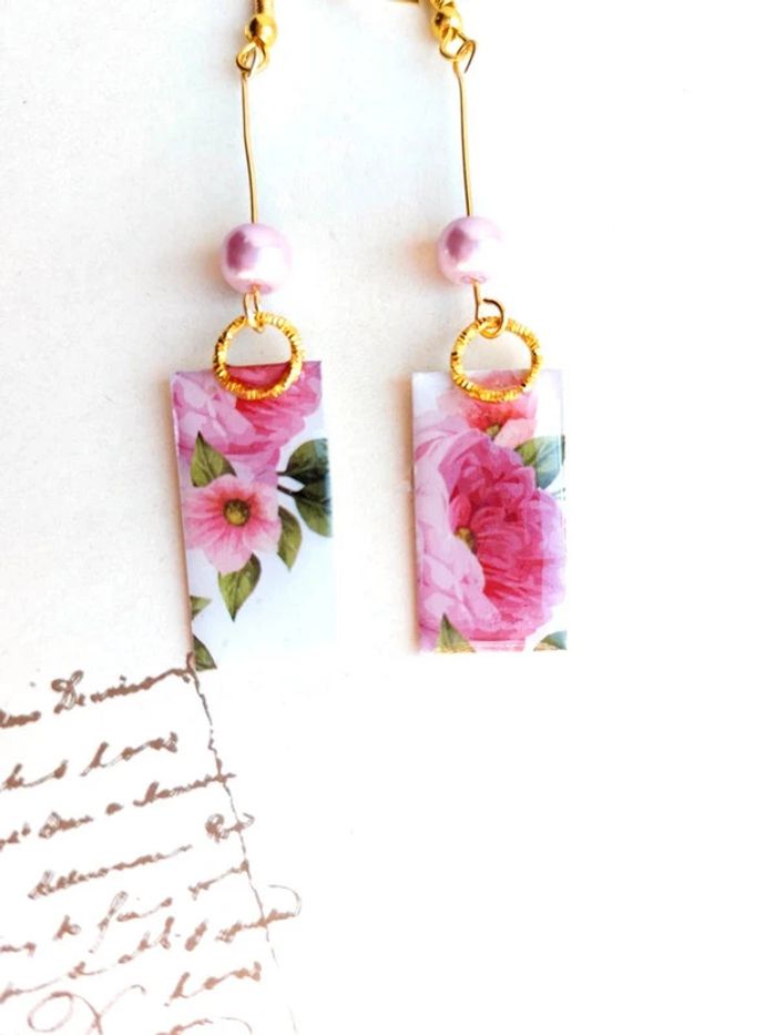 Magnifique paire de boucles d'oreilles pendantes rose floral - photo numéro 3