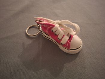 Porte-clés basket miniature rose style Converse
