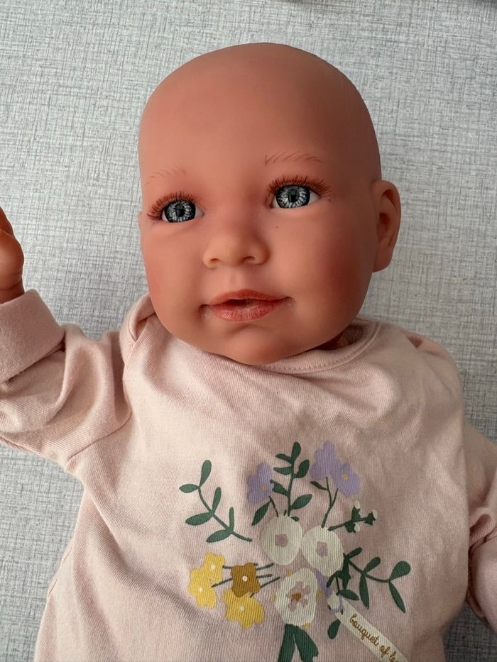 Jolie poupée réaliste Reborn qui pleure et dit Papa, Maman comme neuf avec vêtements et accessoires - photo numéro 6