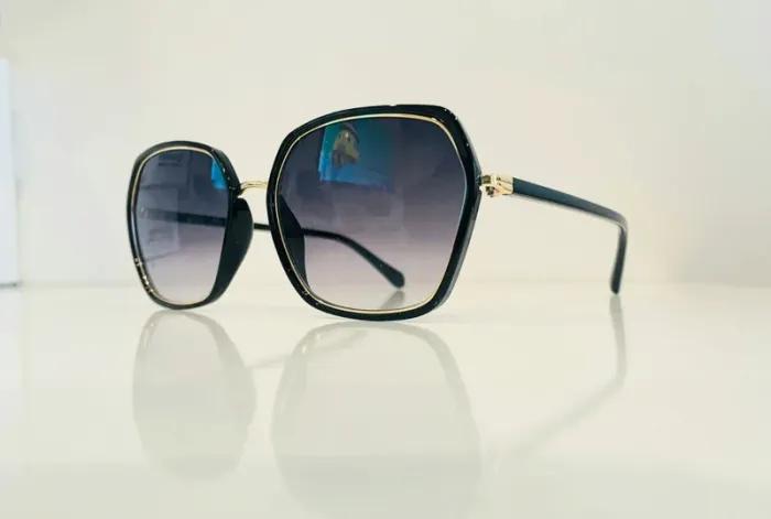 Lunette de soleil femme noire contour doré verres dégradés UV protection catégorie 3 - photo numéro 4
