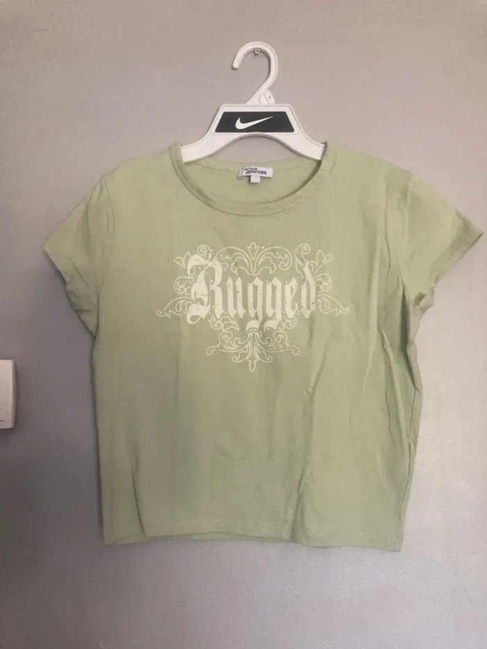 Top court vert pâle Jennyfer – Taille L – strass légers, petites manches