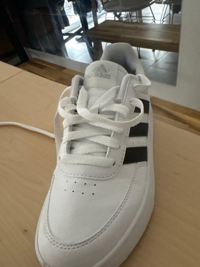 Adidas (3 bandes noires), en taille 36 (... •• . Adidas (3 bandes noires), en taille 36 (FR), 36 • Très bon état • adidas