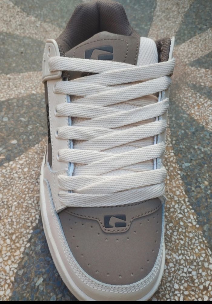 Baskets globe pointure 42 neuves jamais portées blanches et marrons - photo numéro 2