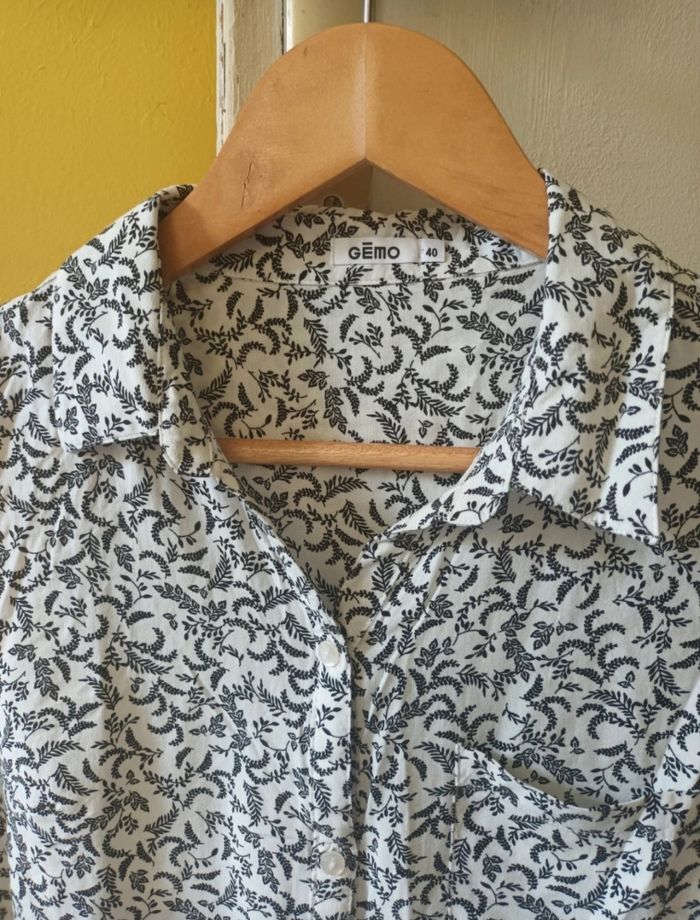 Haut Blanc Femme avec des Motifs Fleuris Noirs | Look Estival & Bohème 🌞🌷 - photo numéro 3