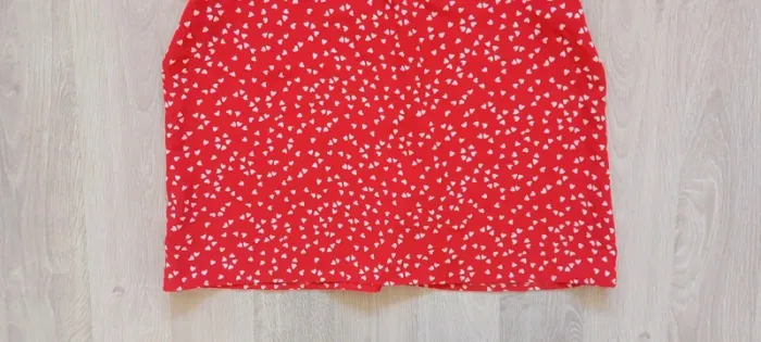 Top rouge femme à épaules dénudées, motif petits cœurs, taille M - photo numéro 5