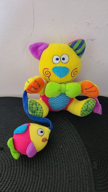 Kitten Baby Toy colorée. Jouet coloré de bébé de développement Chaton tenant un poisson et un hoche