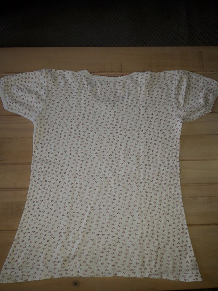 T-shirt sous-vêtement blanc et fleurs rose 8/10 ans - photo numéro 2
