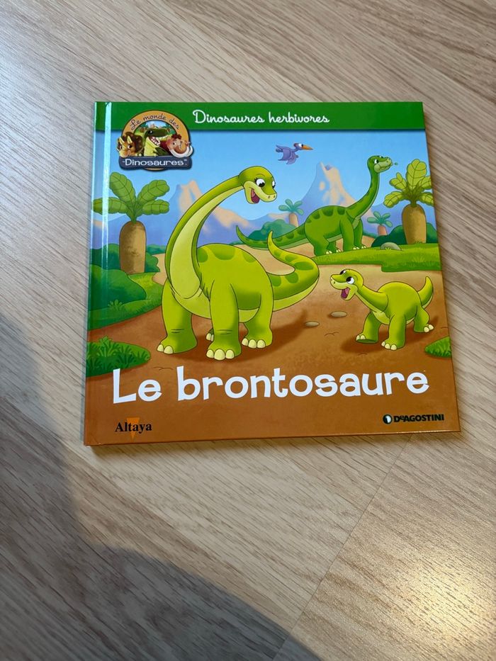 Livre le monde des dinosaures «Le brontosaure »