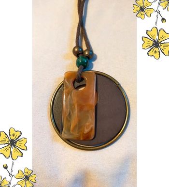 Collier long pendentif bois, résine et perles – Collection Terres d’Ailleurs