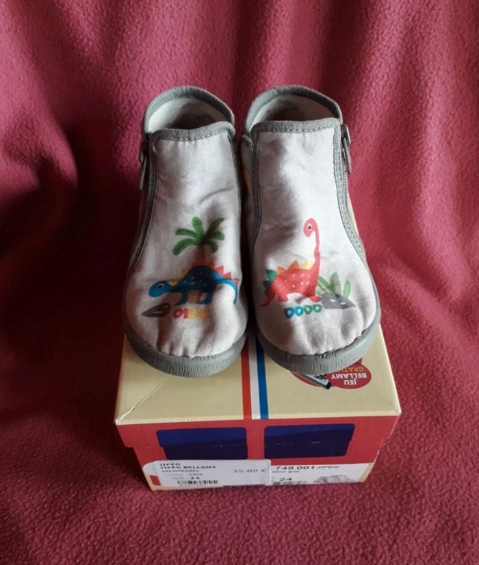 Chaussons dinosaures pointure 24