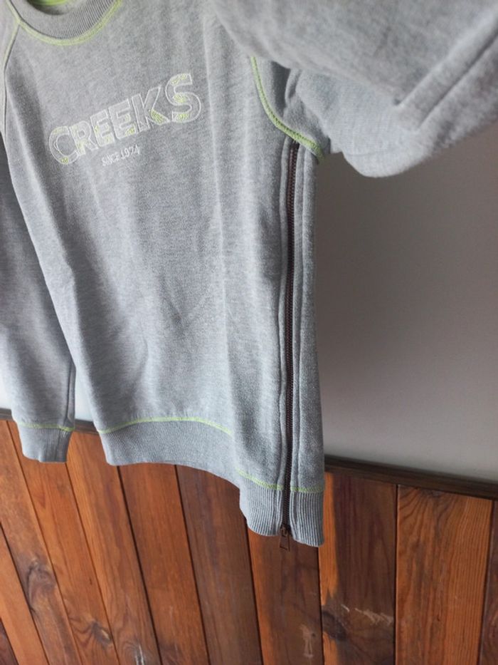 Pull gris avec une fermeture éclair sur le côté - photo numéro 3