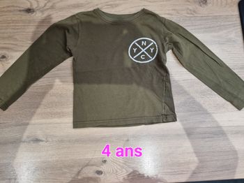T-shirt manche longue taille 4 ans tres bonne etat