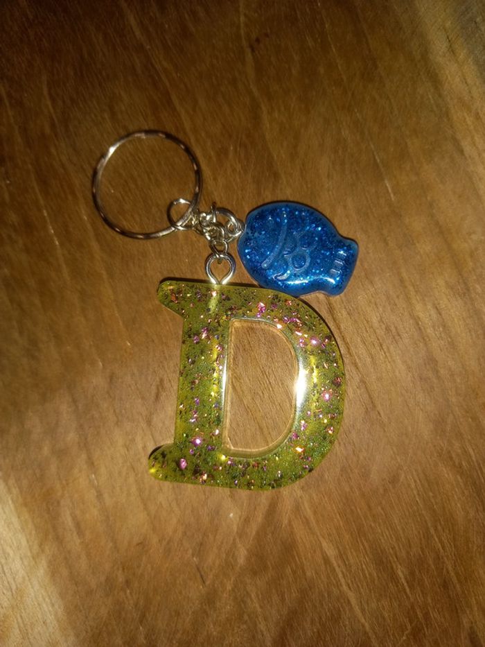Porte clé lettre D rezine epoxy
