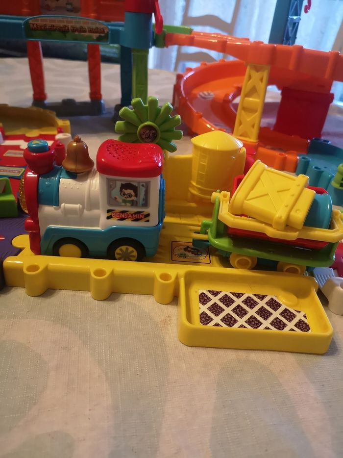 Jouet Circuit train twist Benjamin marque Vtech 18mois - photo numéro 2