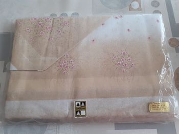 parure de drap vintage avec des motifs de petites fleurs mauves