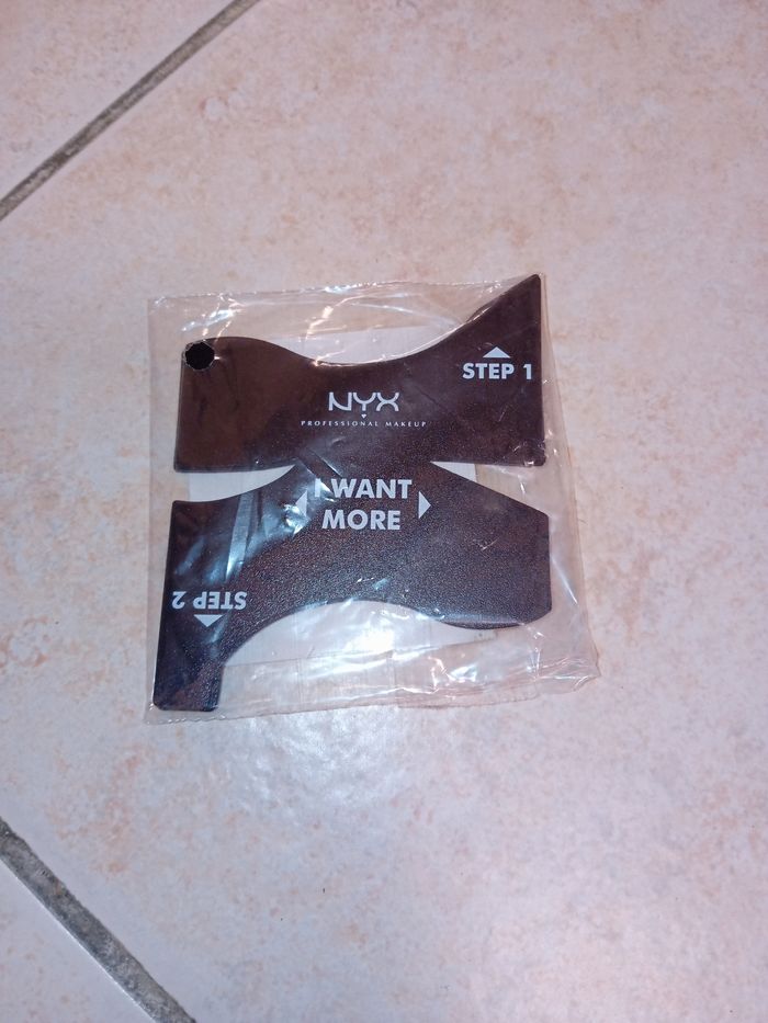 Pochoirs pour eye-liner NYX