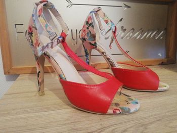 Chaussures a talons rouges avec fleurs