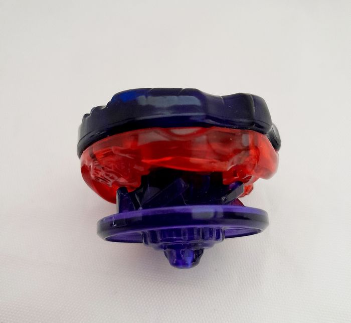 Toupie Beyblade rouge et bleue - photo numéro 2