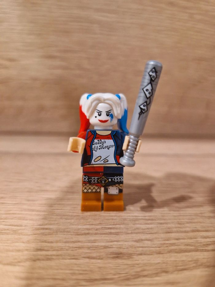 Figurine type lego Harley Quinn Batman DC Comics