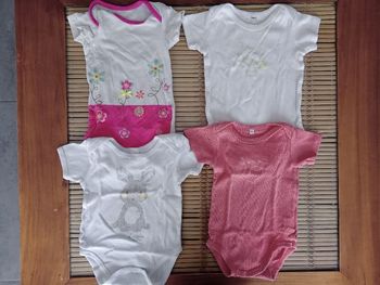 Lot de 4 bodys 12 mois manches courtes