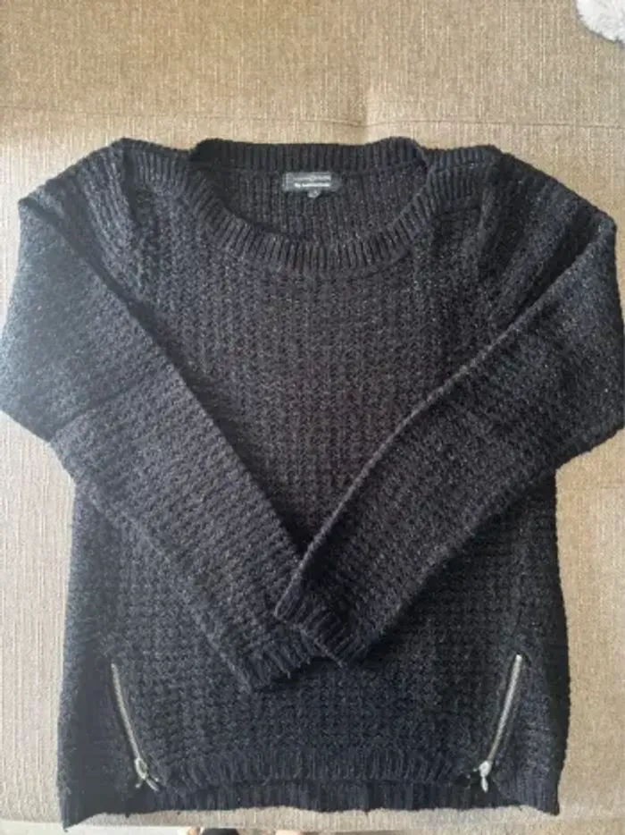 Pull maille noire liseré doré S