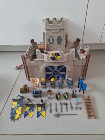Chateau playmobil 6001 avec accessoires et chevaliers