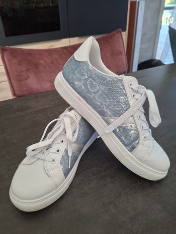 Baskets blanches bleu métallisé 38 état neuf