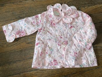 blouse Baghere 9 mois très jolies détails du Col et des manches