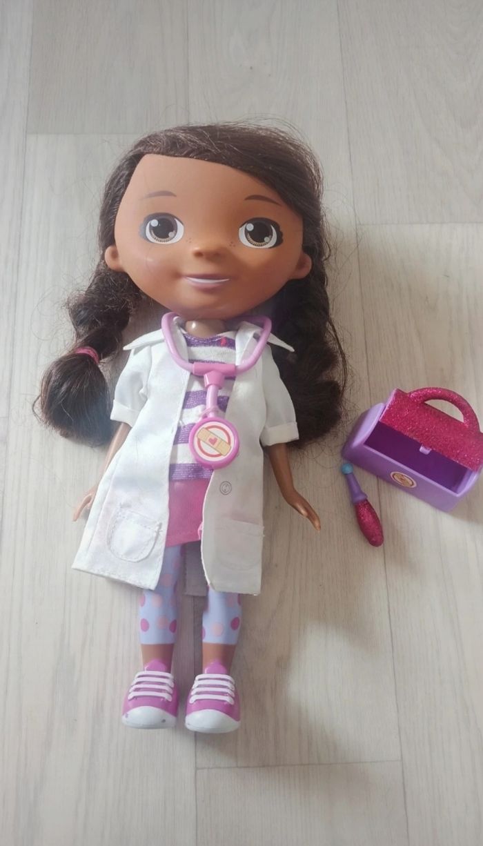 Poupée musicale docteur la peluche
