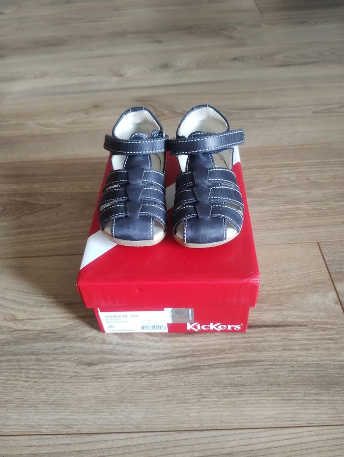 Sandales en cuir bout fermé