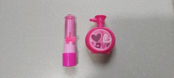 Flacon de parfum et rouge à lèvres