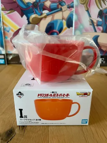 Dragon Ball Super: Super Hero – Mug plastique rouge Red Ribbon Army Ichiban Kuji (Prize I)