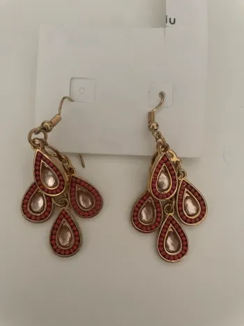Boucle d’oreille dorée rouge