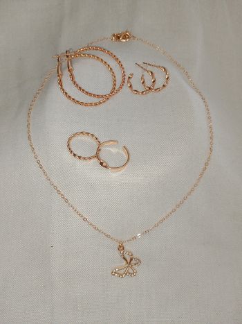 Lot 2 paires de boucles d'oreilles 2 bagues 1 collier