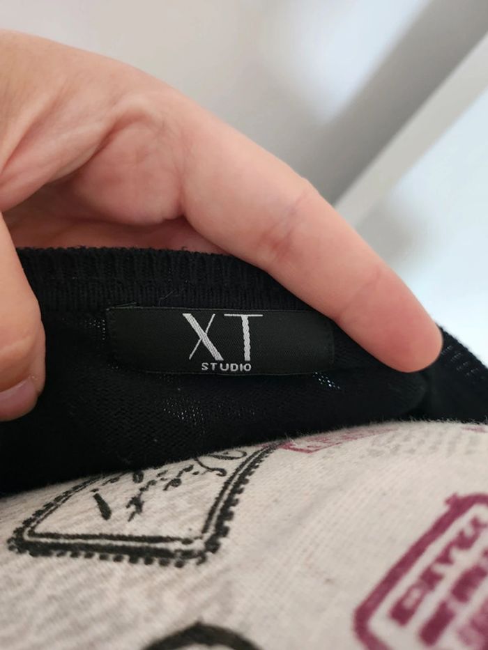 Très Joli pull noir cintrée col V de taille 40 et de marque XT Studio - photo numéro 4