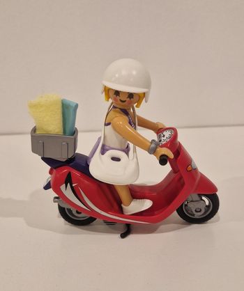 Playmobil "Vacancière avec scooter "