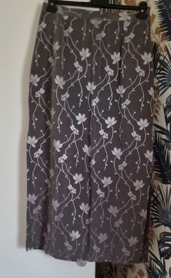 Jupe longue droite fleurie gris argenté