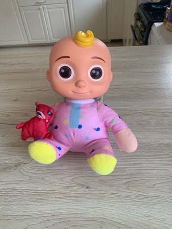 Poupée Cocomelon Jj Bandaï de 22 cm musicale 