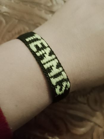 bracelet en tissu noir/jaune vintage années 80.