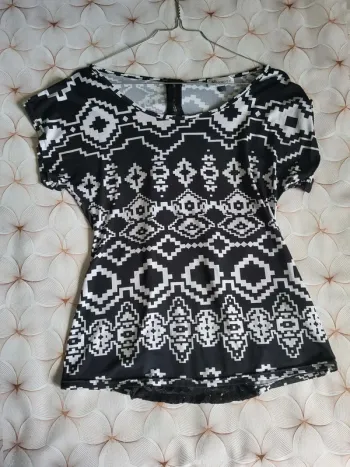 Haut imprimé dos dentelle noir et blanc taille L  Kwoman