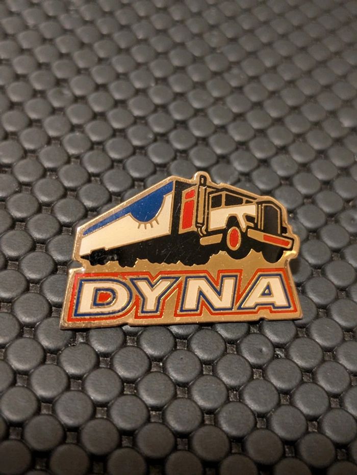 Pin's camion Truck USA dyna