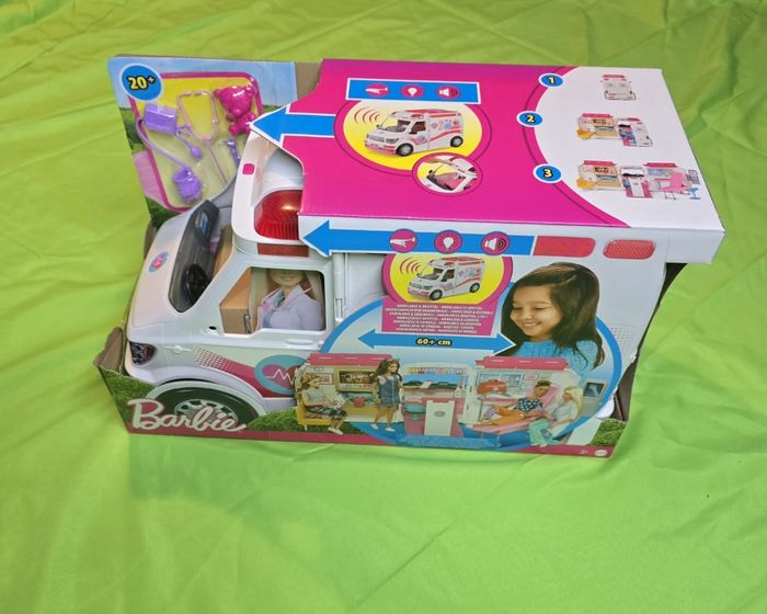 Véhicule Médical Barbie
Cette ambulance avec ses sirènes sonores et lumineuses se transforme en clinique. - photo numéro 6