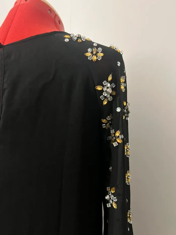 Robe noire détails strass blanc et jaune et voile H&M - photo numéro 7