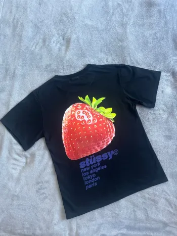 Tee-shirt Stüssy bleu foncée “fraise” Rare visuel fruité – Taille S