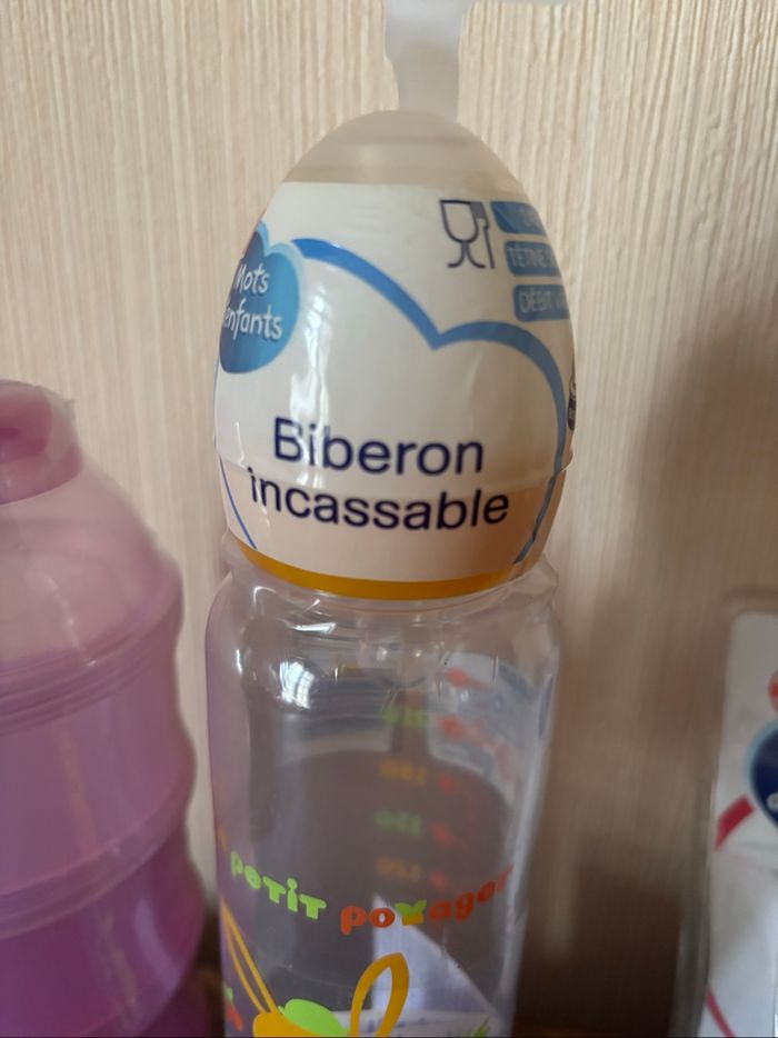 Lit pour bébé : biberon, tétines, boîte doseuse lait - photo numéro 3