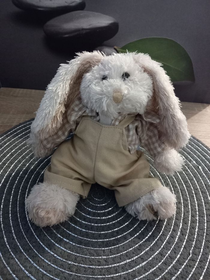 Peluche lapin avec sa salopette Louise Mansen 22cm