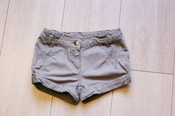 Short . 5 ans fille. Marque  NKY